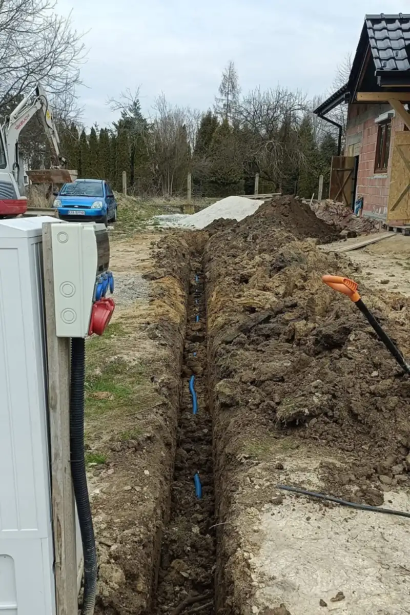 Wykop pod zasilanie - kabel w rurze osłonowej doprowadzony do domu